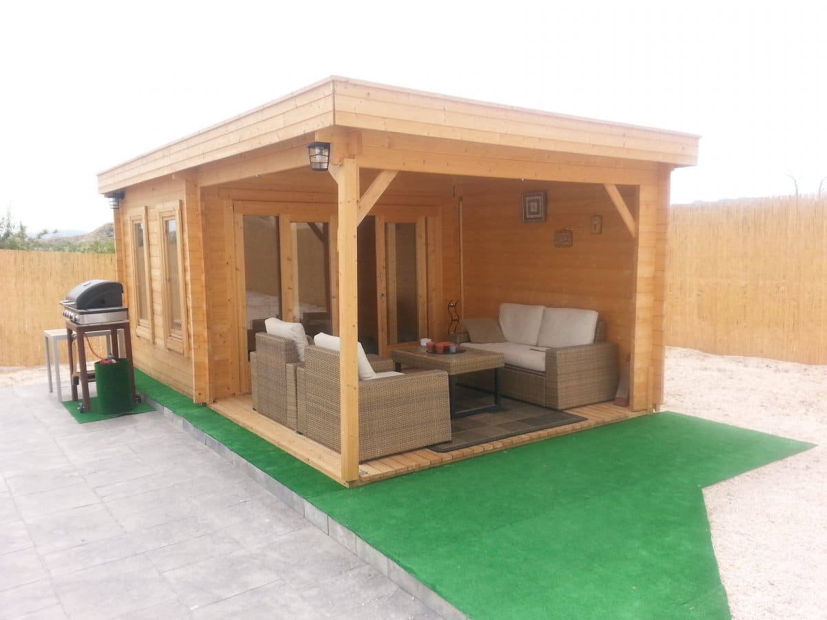 Modernes Gartenhaus mit Terrasse