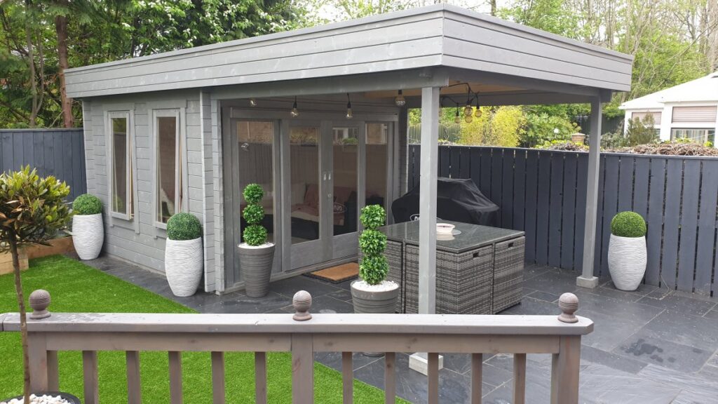 Modernes Gartenhaus mit Sonnendach Lucas E 9m² 44mm 3x31