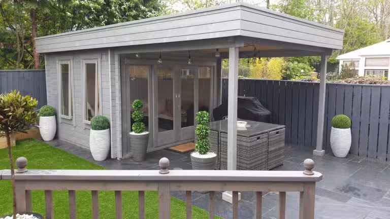 Modernes Gartenhaus mit Sonnendach Lucas E 9m² 44mm 3x31