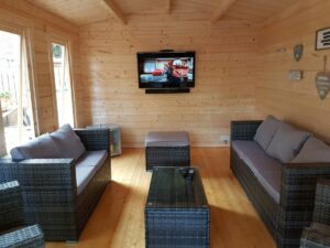 Eva E bietet Ihnen den perfekten Fernsehraum im Garten mit Badebottich