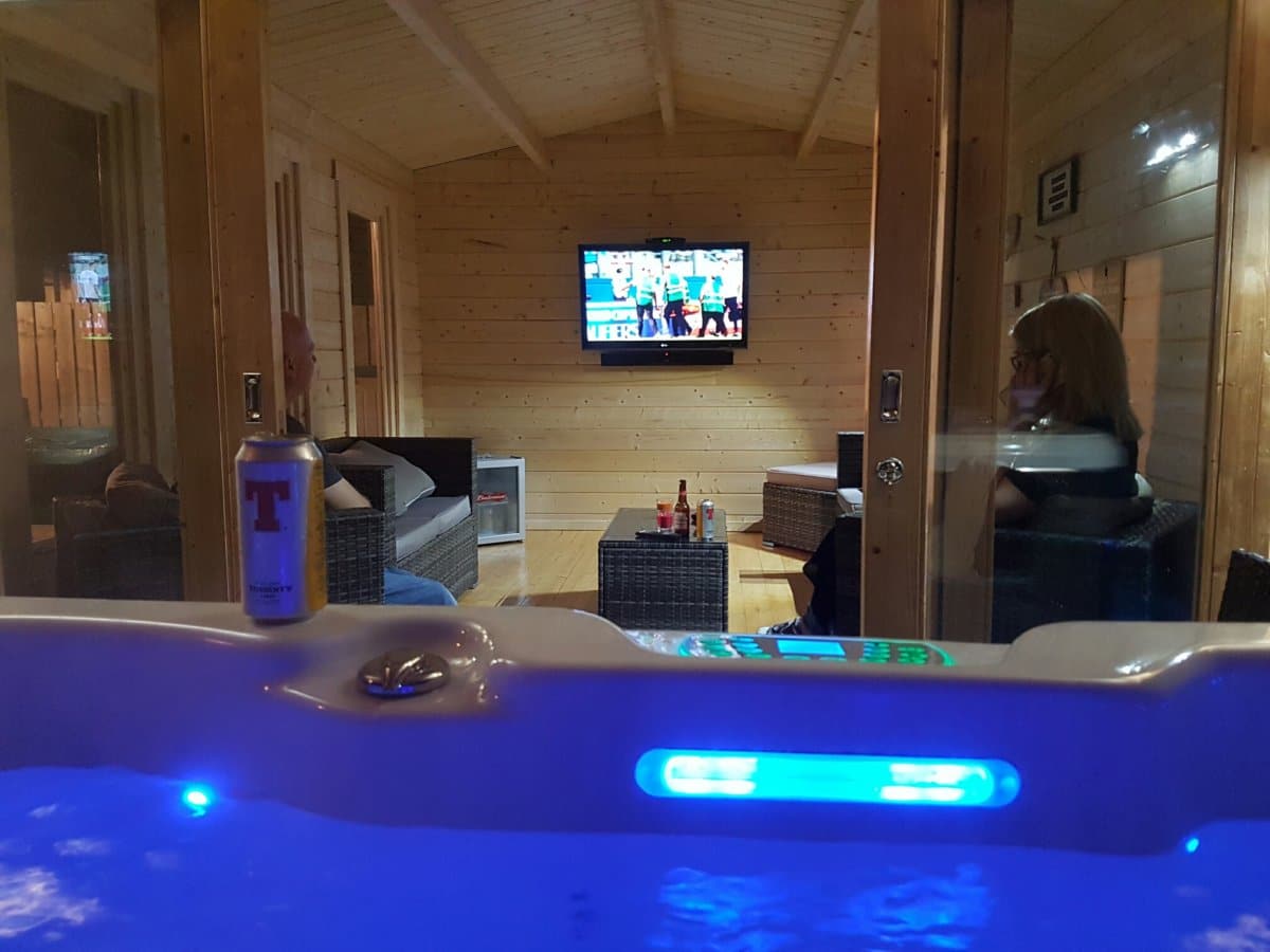 Eva E bietet Ihnen den perfekten Fernsehraum im Garten mit Badebottich