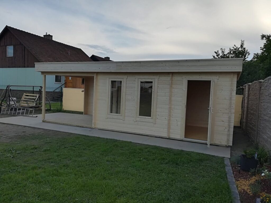 Montage des Gartenhauses Super Lucas E mit Lagerraum und Veranda