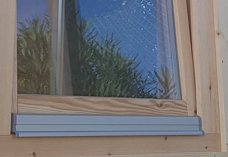 Zweifach verglaste Türen und Fenster mit Wasserleisten aus Aluminium