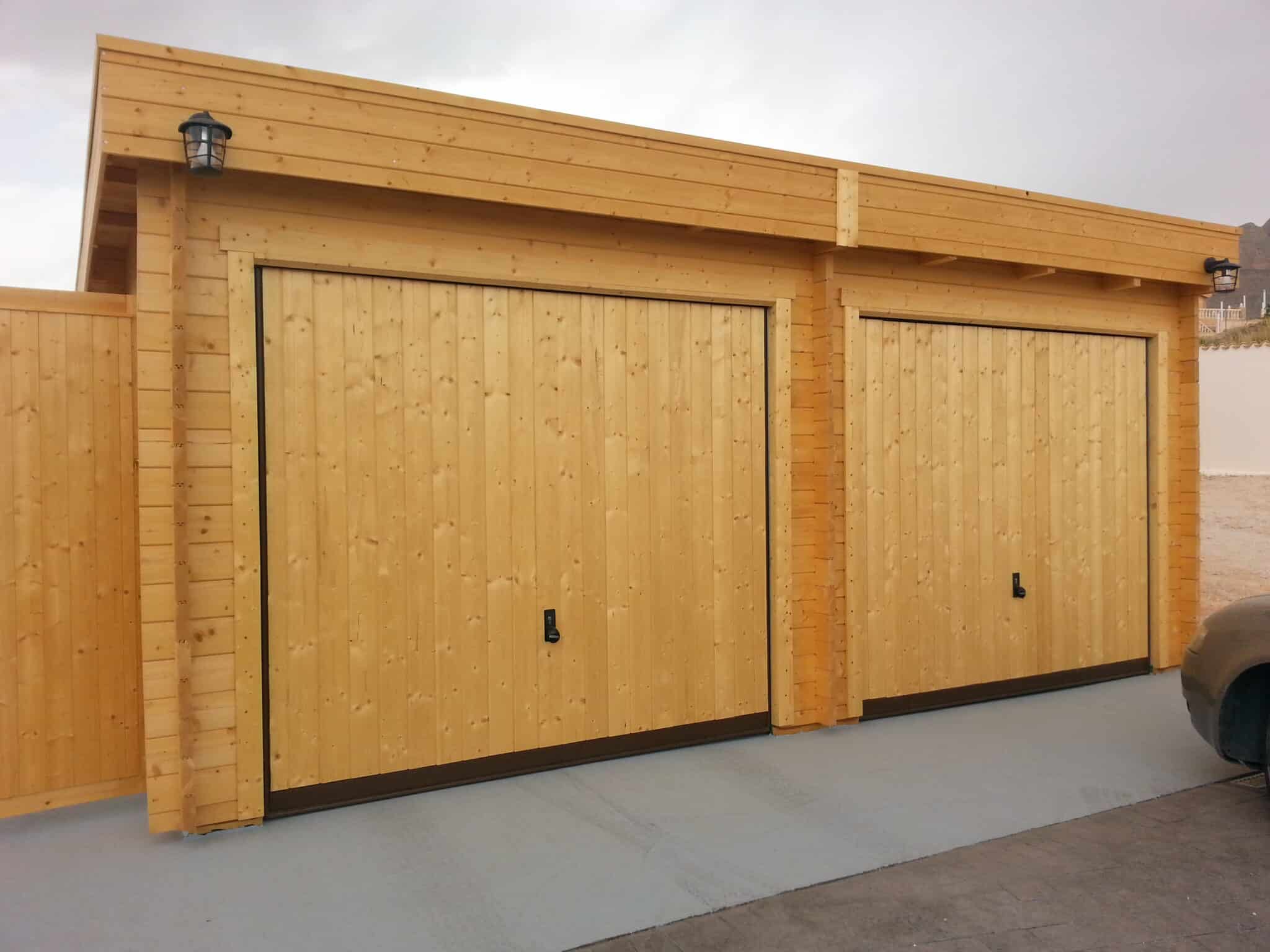 Doppelgarage aus Holz mit Schwingtor Modell F1