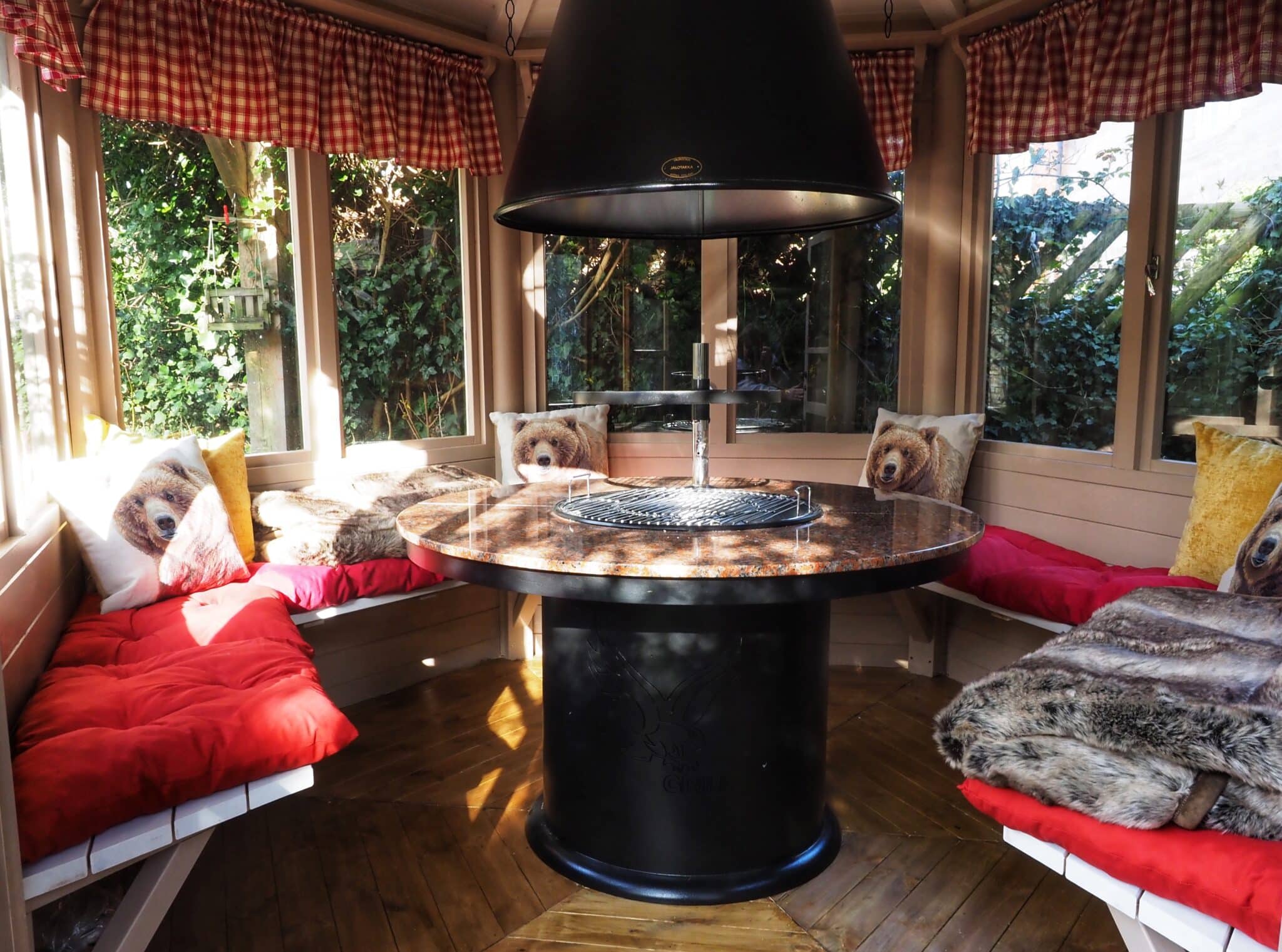 Grillhütte Seattle S von innen, mit Grill und Rauchabzug