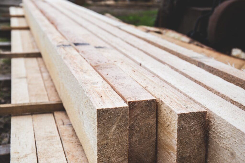 Gestapelte Holzplanken