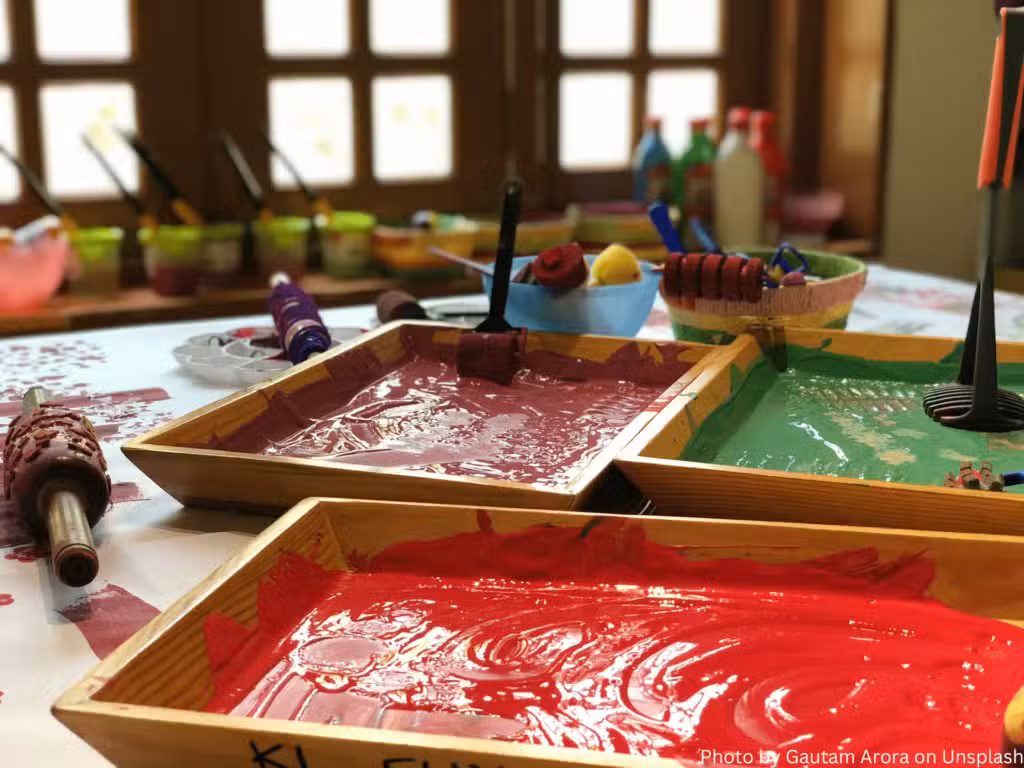 Tisch mit Malfarben im Gartenhaus