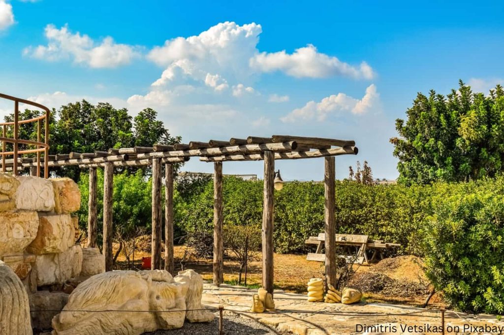 Pergola aus Holzbalken in mediterranem Setting