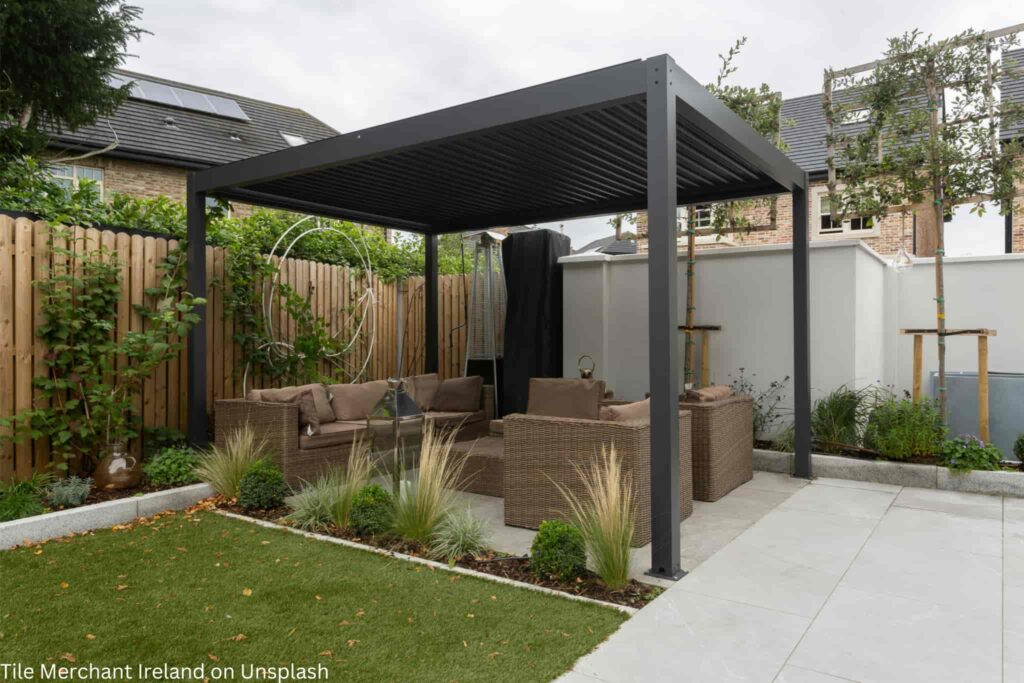 Moderne Pergola in Privatgarten