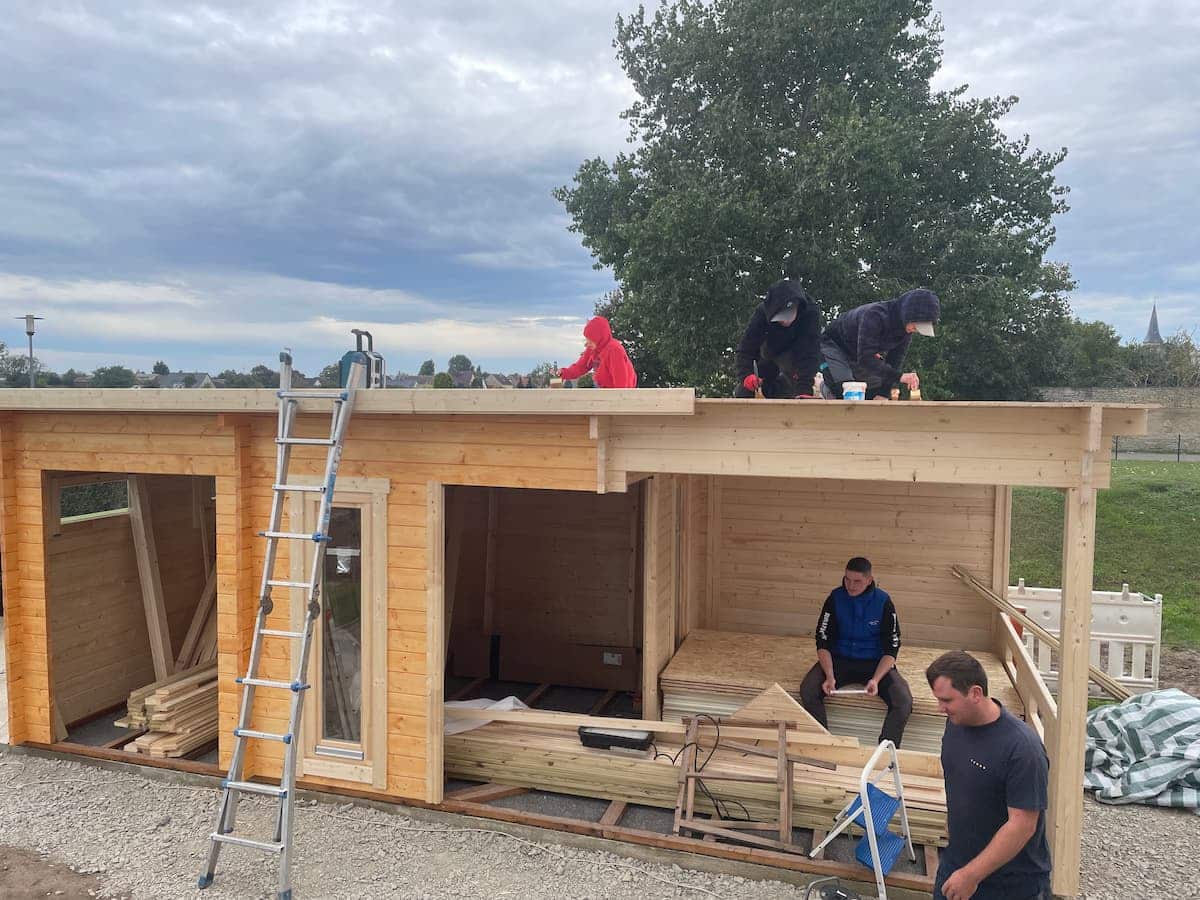 Bau eines Holzgartenhauses mit mehreren Personen