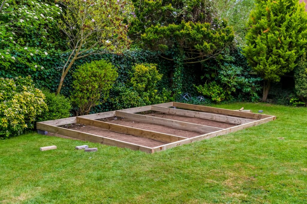 Basisrahmen für den Terrassenbau in einem Garten