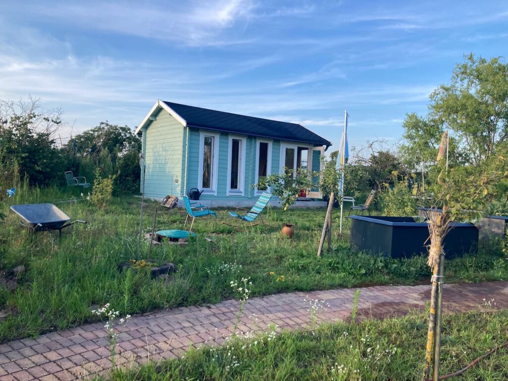 Hellblaues Gartenhaus