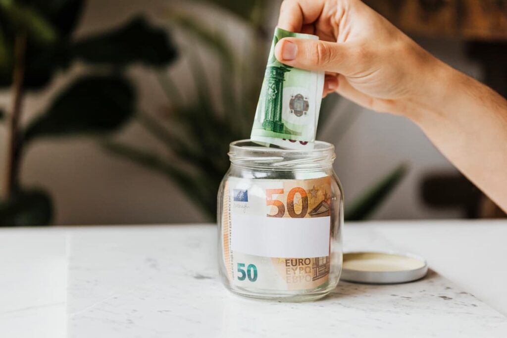 Geld sparen in einem Glas während der Corona-Pandemie