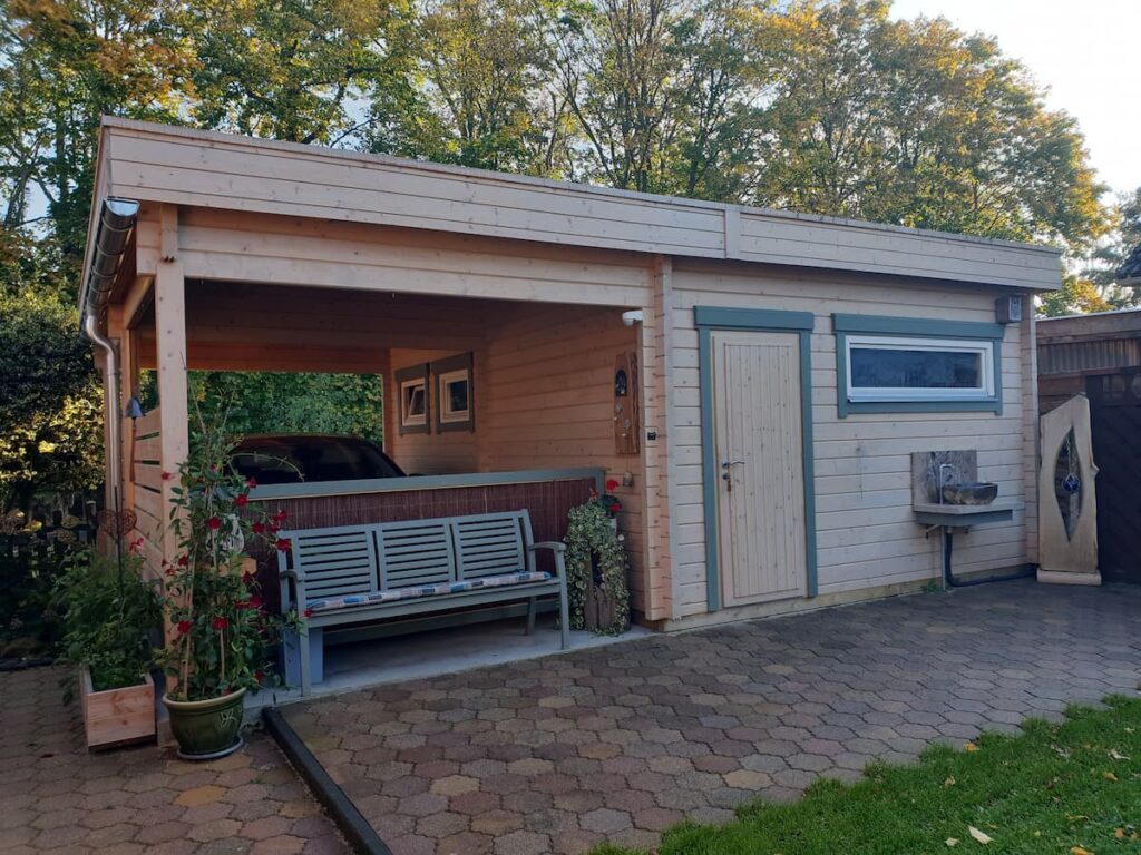 Holzhütte und Carport mit Bank