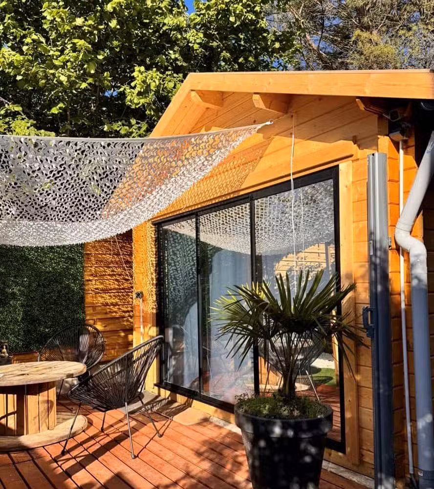 Gartenhaus aus Holz in warmen Tönen