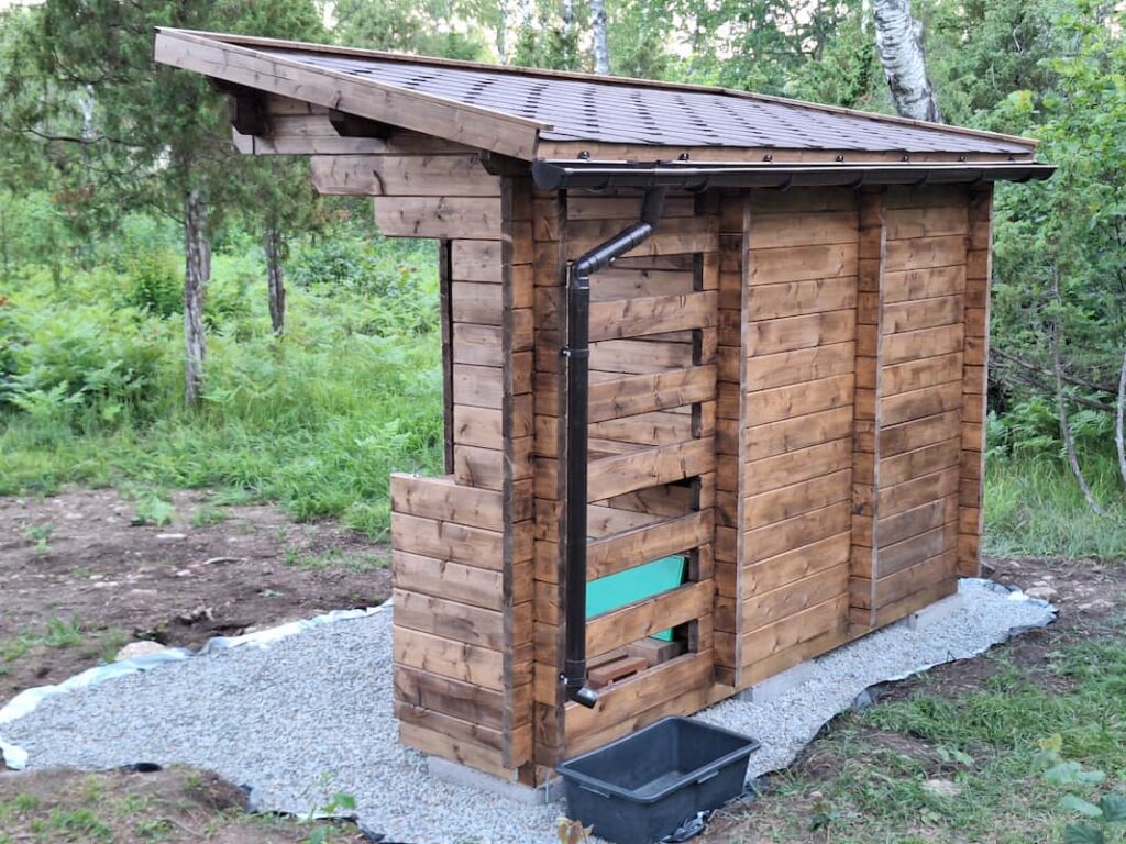 an den Gartenhaus angebrachte Regenrinne