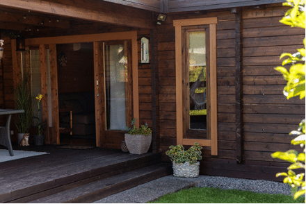 Eingang eines Gartenhauses mit Sauna im Garten