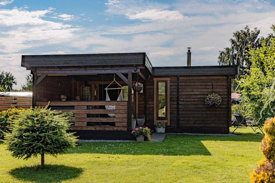 Gartenhaus mit Sauna und Terrasse im Garten