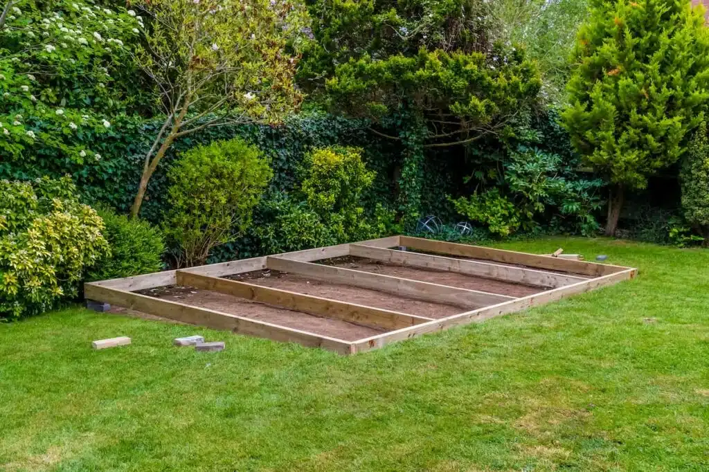 Basisrahmen für den Terrassenbau in einem Garten