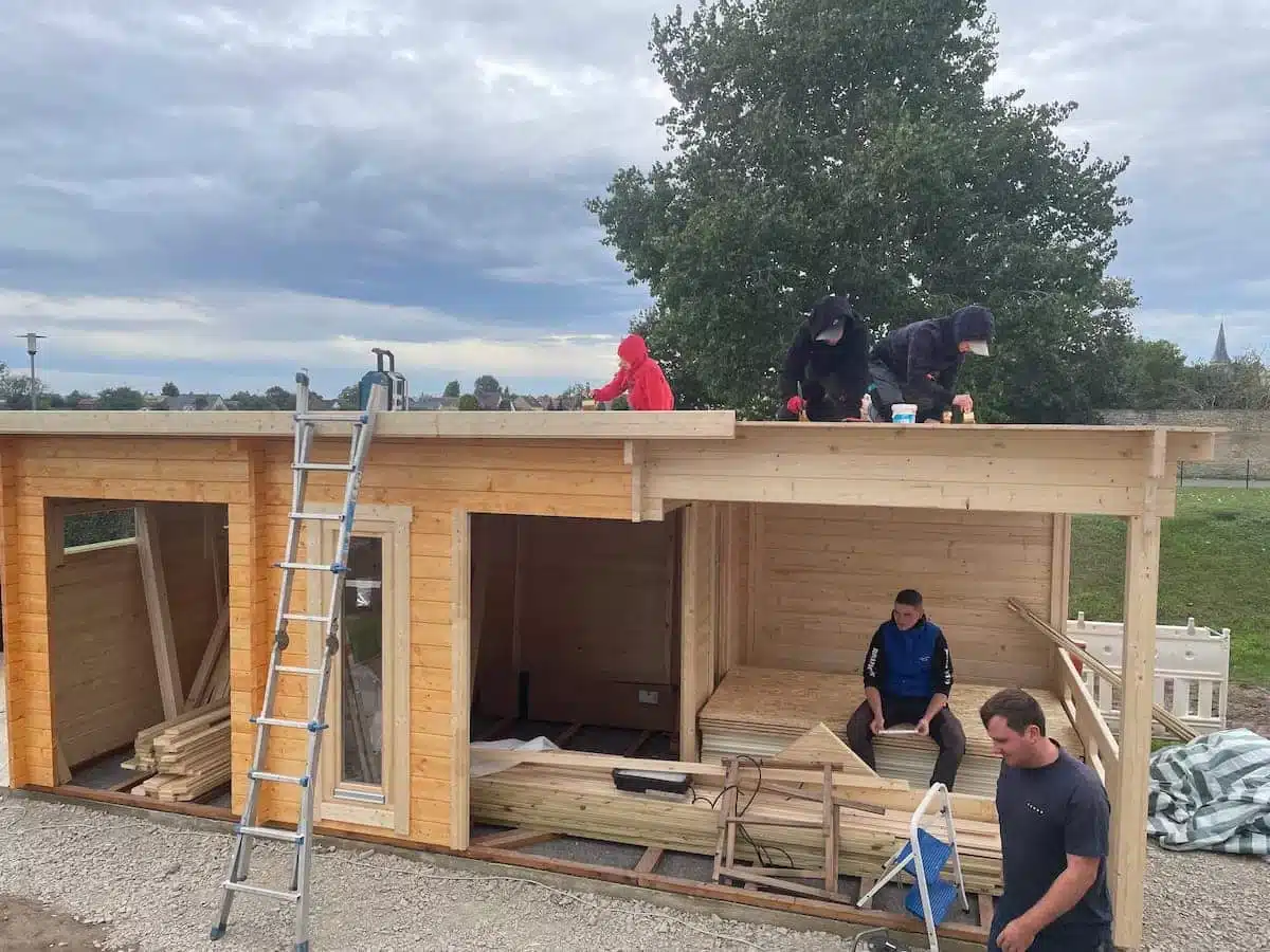 Bau eines Holzgartenhauses mit mehreren Personen