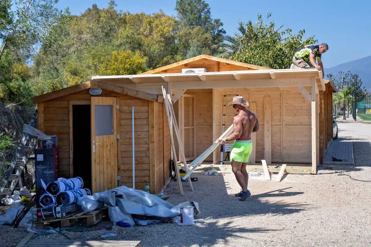 Holztragwerk beim Aufbau