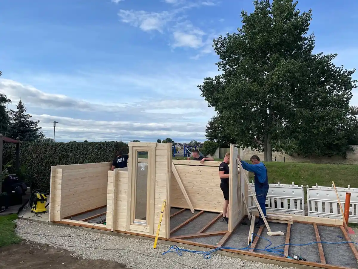 Holzwände beim Aufbau